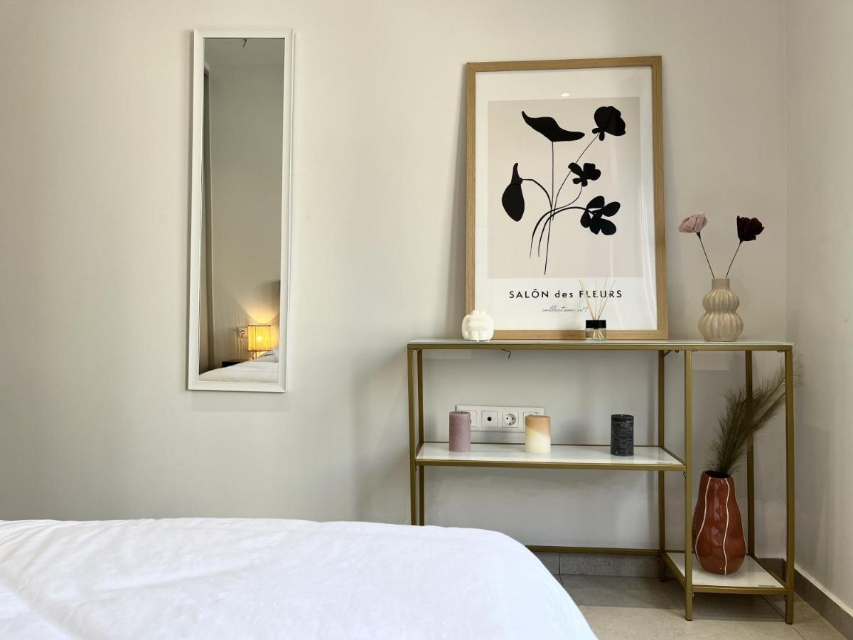 Chic Getaway Near Stavros Niarchos Daire Atina Dış mekan fotoğraf